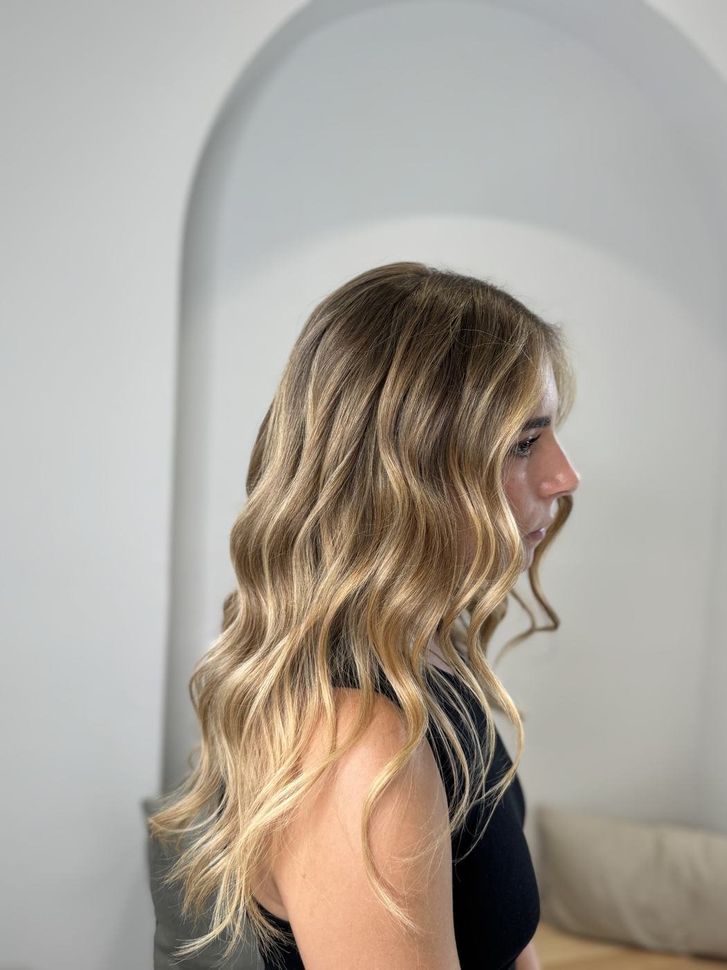 Mechas balayage rubias en melena ondulada