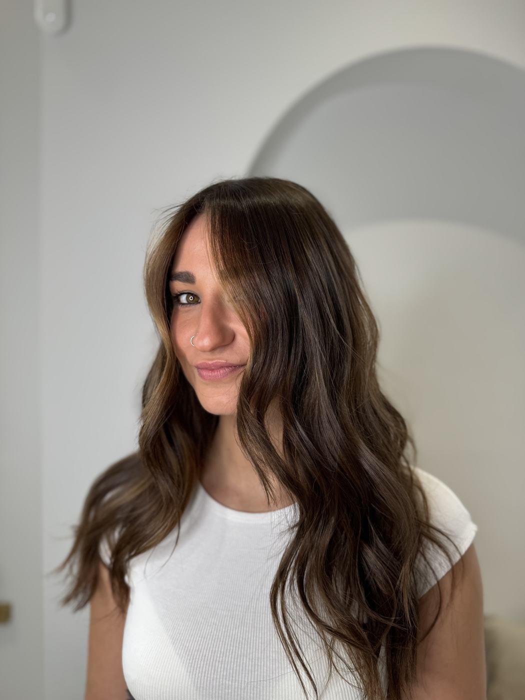 Melena morena con brillo después del peinado