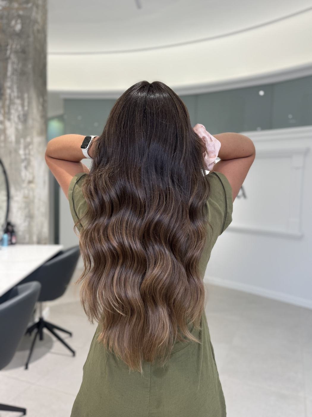 Melena castaña larga con ondas después del corte y peinado