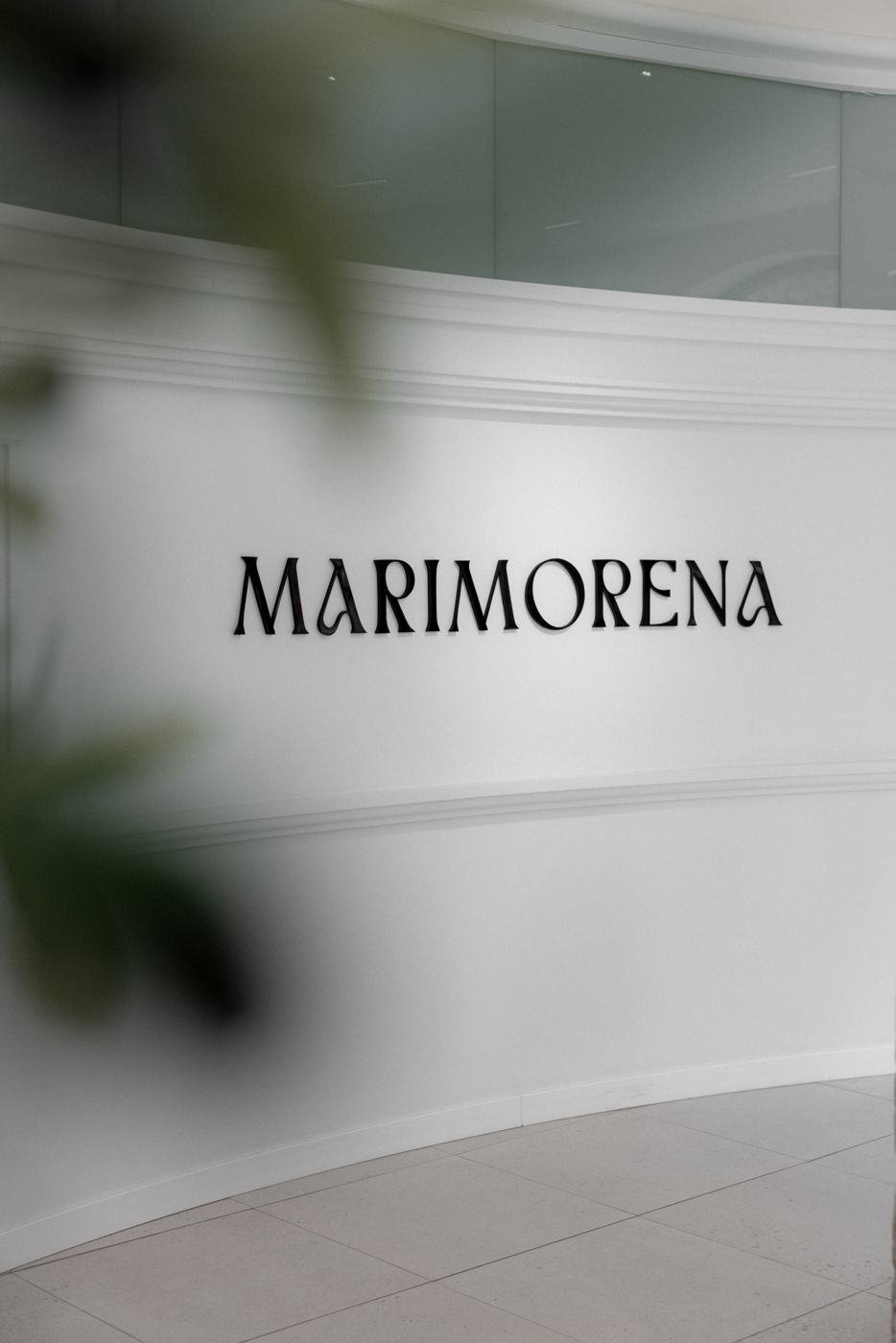 Rótulo de Marimorena en la pared del salón