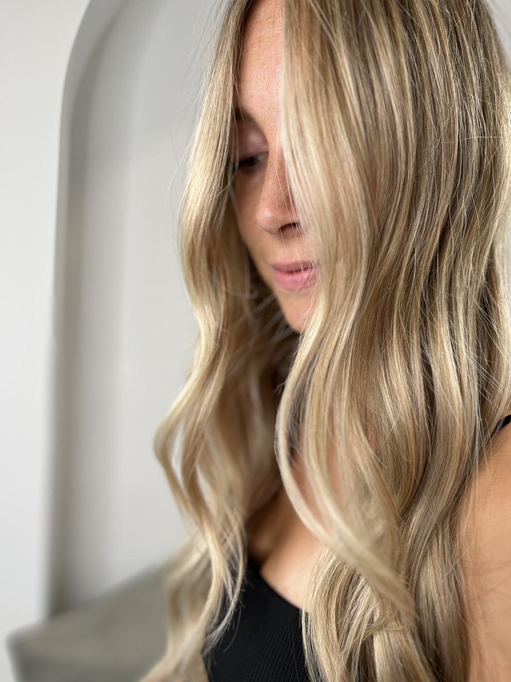 Rubio luminoso con mechas balayage hecho en Marimorena