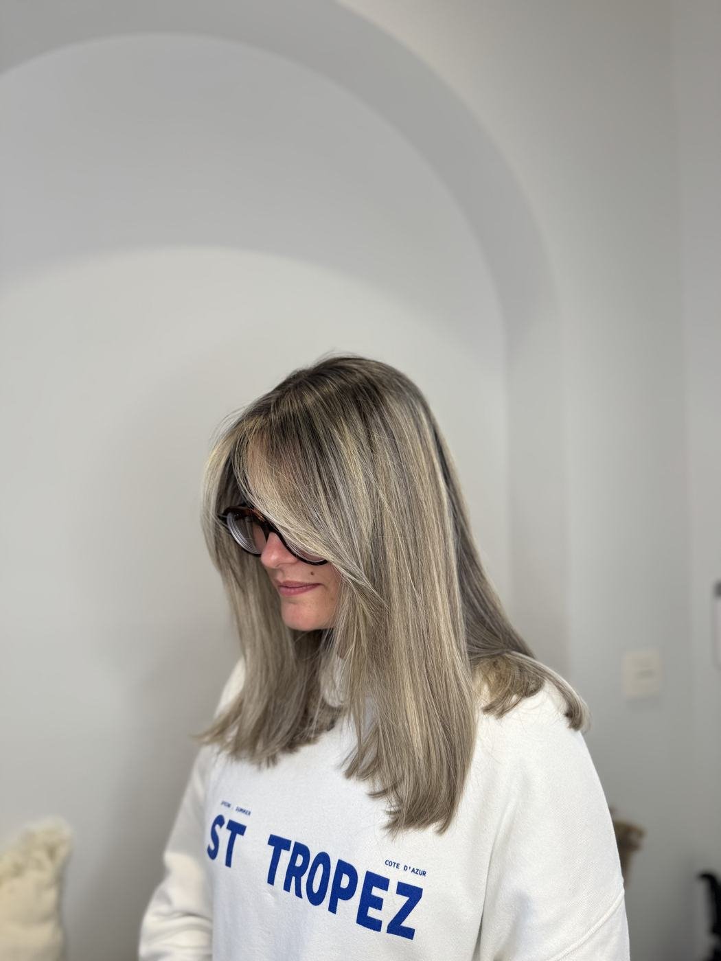 Rubio frío con mechas y flequillo cortina