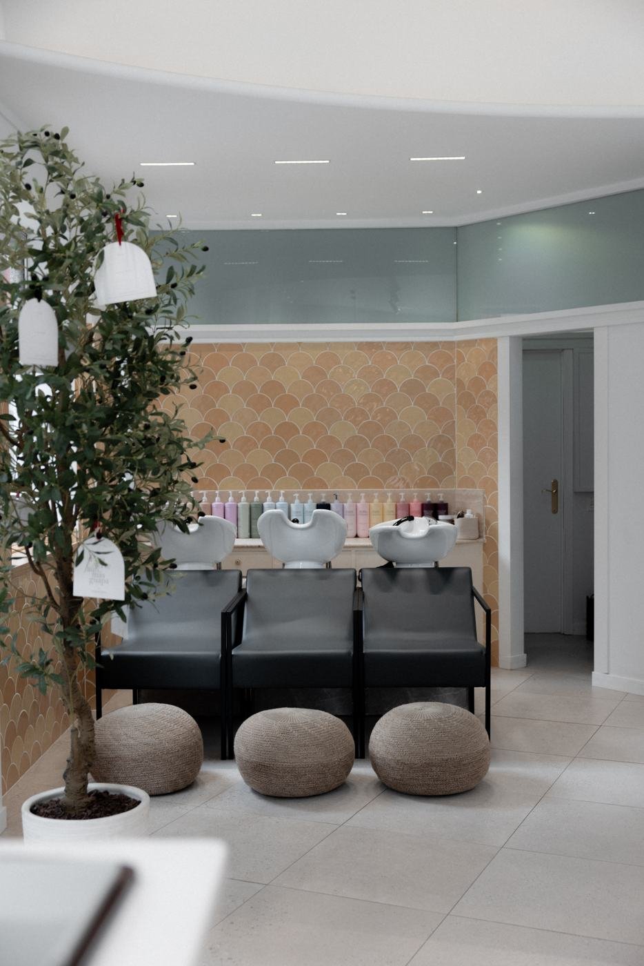 Interior de la peluquería Marimorena en el centro de Gijón